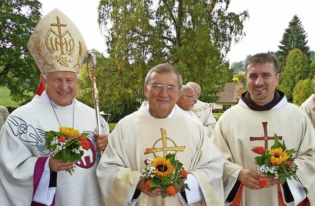 Bischof Stanislaw Szyrokoradiuk (links...hts) feierten mit Pater Marian Rybak.   | Foto: Heidrun Simoneit