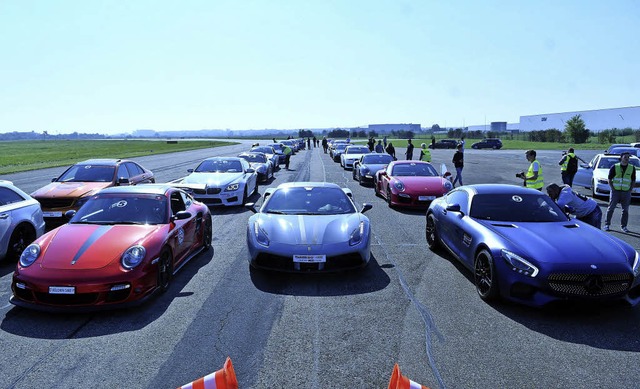Die Autos und ihre Fahrer warten auf den Start des Beschleunigungsrennens.   | Foto: Wolfgang Knstle