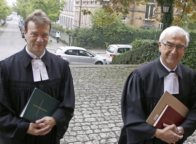 Pfarrer Michael Donner (links) wurde S...eorg Dietrich in sein Amt eingefhrt.   | Foto: Heidi Fssel