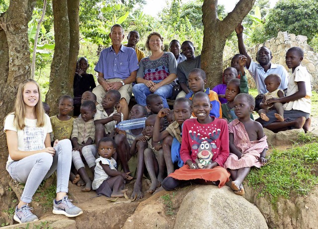 Freude herrschte in Uganda ber den Be... Mutscheller im Kreise der Gastgeber.   | Foto: Christine Binder