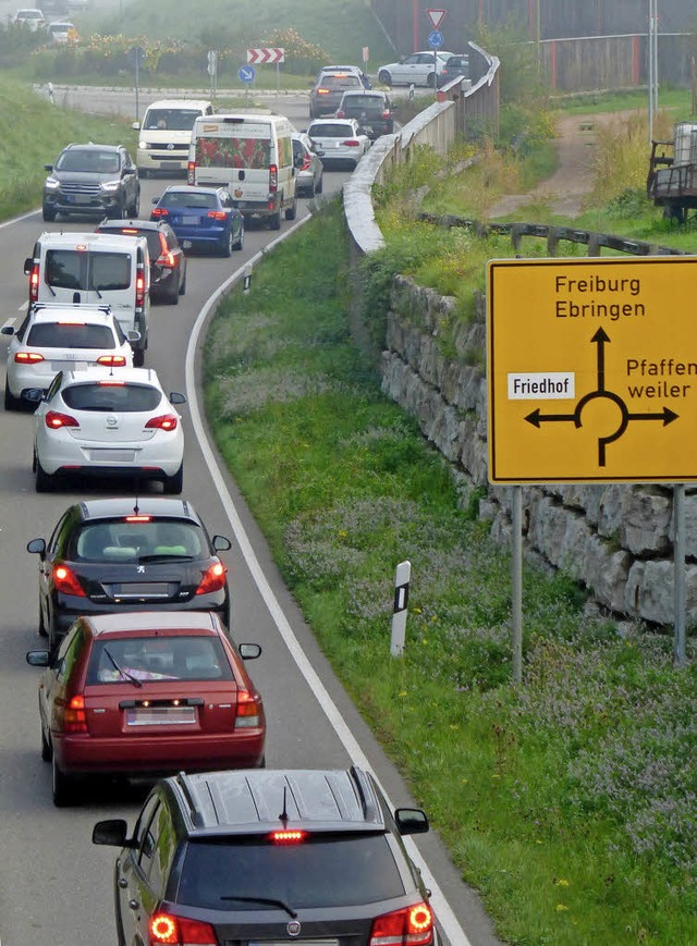 Ein mittlerweile gewohntes Bild: Am Mo...e hier in Pfaffenweiler lngere Staus.  | Foto: Andrea Gallien