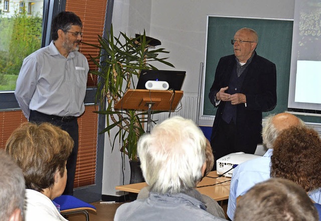 Das Katholische Bildungswerk hatte in ...tors Gerhard Krug (links) eingeladen.   | Foto: Hasswani