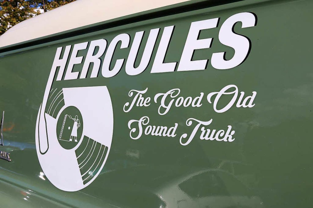 Das Logo des Trucks verweist auf den D... auch die Firma von Martins Grovater  | Foto: Felix Klingel