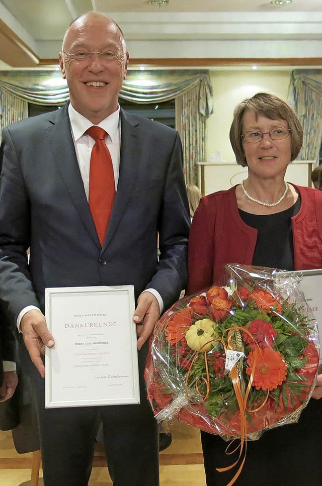 Sparkassenchef  Theo Binninger und Mit...jhriges Sparkassen-Dienstjubilum.     | Foto: Erhard Morath