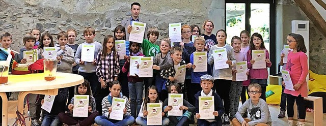 Urkunden vom Brgermeister fr kleine Leseratten aus Kirchzarten   | Foto: Privat