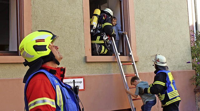 Marcher Feuerwehrkrfte bei ihrer bun... allem, Schler und Lehrer zu retten.   | Foto: Mario Schneberg