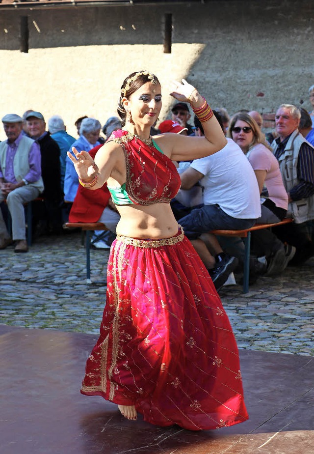 Einen orientalischen Tanz fhrte Mirjam aus Freiburg im Museumshof auf.   | Foto: Christa Rinklin