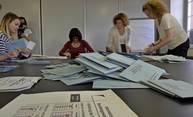 Das Auszhlen der Stimmzettel im Ratha... Sonntag brachte manche berraschung.   | Foto: Moritz Lehmann