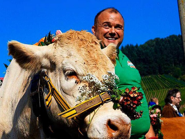 Ulrich Reichenbach und seine Kuh Franziska   | Foto: Wrzburger