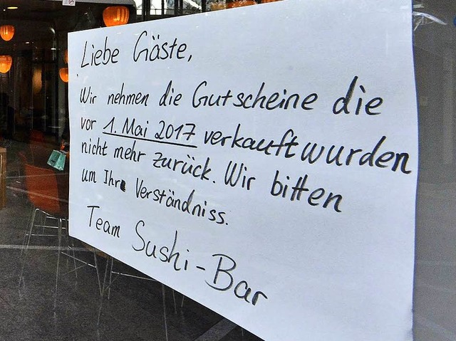 Dieser Aushang weist Restaurantbesuche... genderte Regeln fr Gutscheine hin.   | Foto: Michael Bamberger
