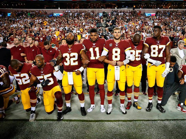 Die Washington Redskins zeigen ihren P...ie niederknien oder sich unterhaken.    | Foto: AFP