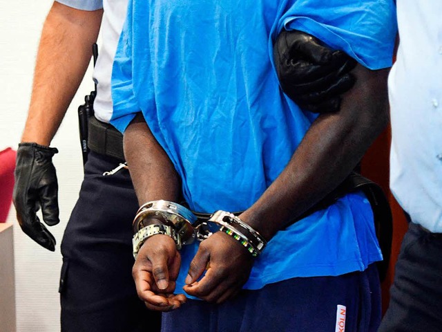 Der Angeklagte, ein Asylbewerber aus Ghana, bestreitet die Tat.  | Foto: dpa