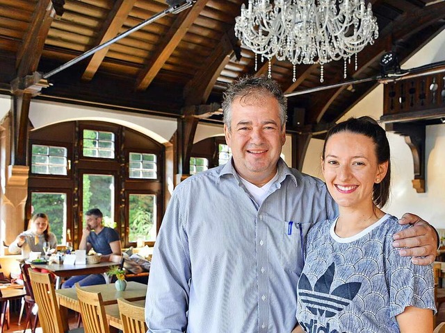 Schloss-Caf-Wirt Antonio Fernandez mit Restaurantleiterin Desi Brucker.  | Foto: Michael Bamberger