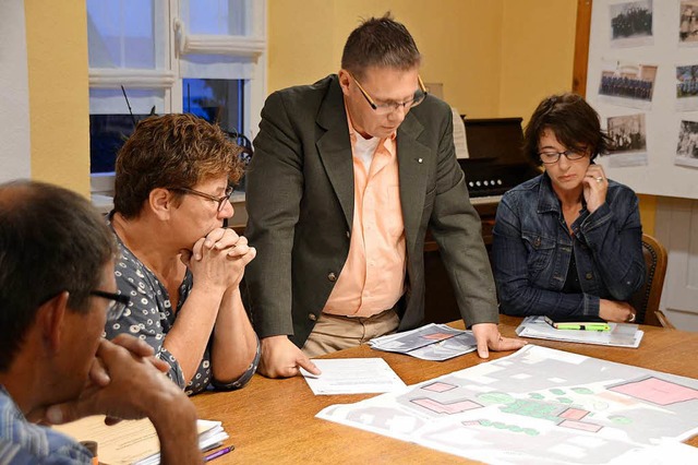 Patrick Pauli (Mitte) stellt den Planungsvorschlag fr Dr.-Karl-Fritz-Platz vor.  | Foto: Horatio Gollin