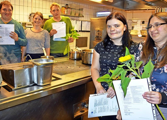 Freudig prsentieren sie in der Kche ...l, Natala Nizenkova und Lisa Kocakahya  | Foto: Gerhard Lck