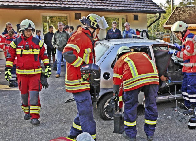 Die Feuerwehr bte in Efringen-Kirchen...us Unfallautos befreit werden knnen.   | Foto: Rolf Rhein