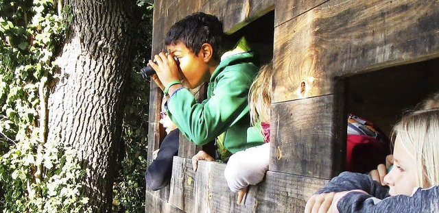 Kinder beobachten Wasservgel.  | Foto: Sebastian Kurtenacker