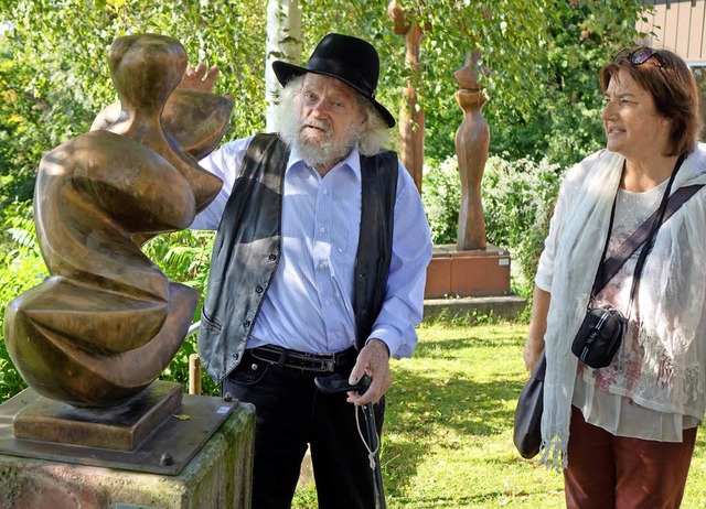 Der Bildhauer Rudolf Scheurer erklrte...n  gerne etwas ber seine Skulpturen.   | Foto: Roswitha Frey