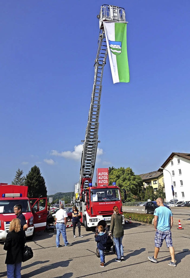 berblick: Mit der Drehleiter ging es ...sucher auf dem HDS-Areal hoch hinaus.   | Foto: Hans-Jrgen Hege