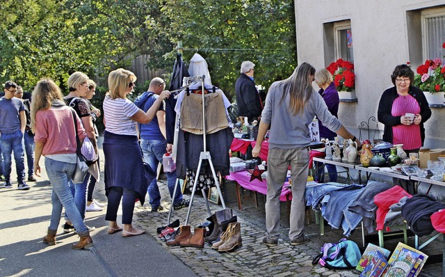 Alles Mgliche wurde beim Dorfflohmark...rr, Gebasteltes oder auch  Spielzeug.   | Foto: Rolf Rhein