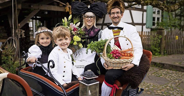 Eine Familie in der typischen Hanauer Landtracht    | Foto: stadt