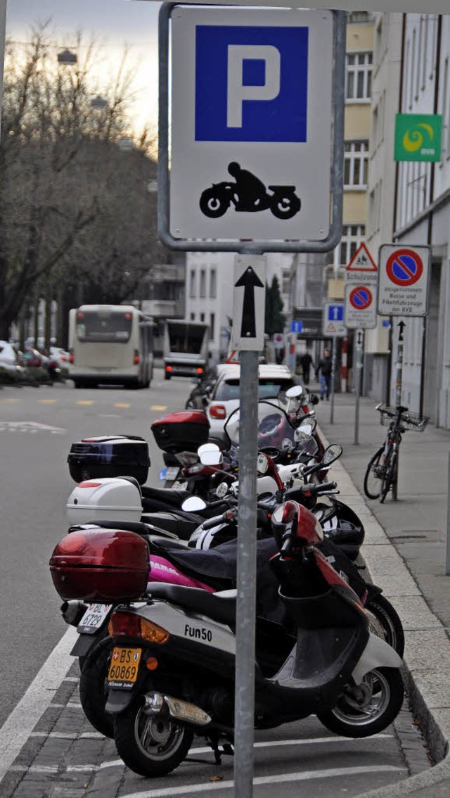 Motorisierte Zweirder sollen in Basel weiterhin kostenlos parken knnen.   | Foto: Daniel Gramespacher