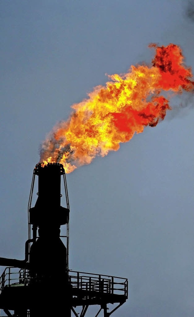 berschssiges Gas verbrennt in der Raffinerie.  | Foto: dpa