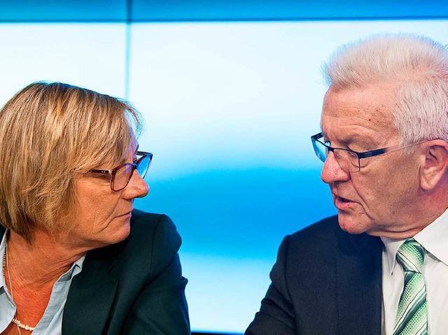 Finanzministerin Edith Sitzmann und Mi...ied Kretschmann stellen den Etat vor.   | Foto: dpa
