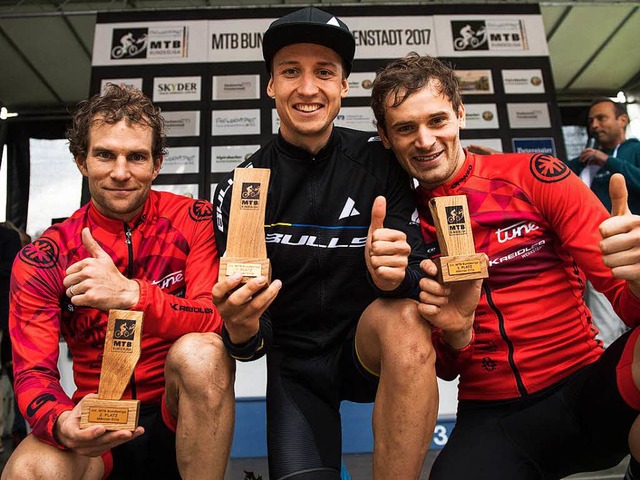 Die ersten Drei in der Gesamtwertung d...tz, Simon Stiebjahn und Markus Bauer.   | Foto: Armin Kstenbrck