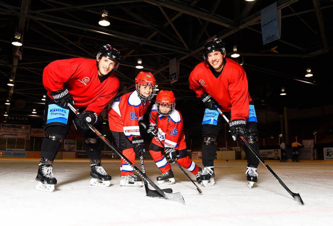 Bei &#8222;Kids on Ice&#8220; drfen K...s vom EHC Freiburg gemeinsam aufs Eis.  | Foto: EHC Freiburg