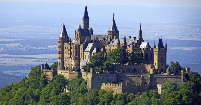 Die Hohenzollernburg, die dritte Burg ...ller, wurde vor 150 Jahren eingweiht.   | Foto: Rolf Mller