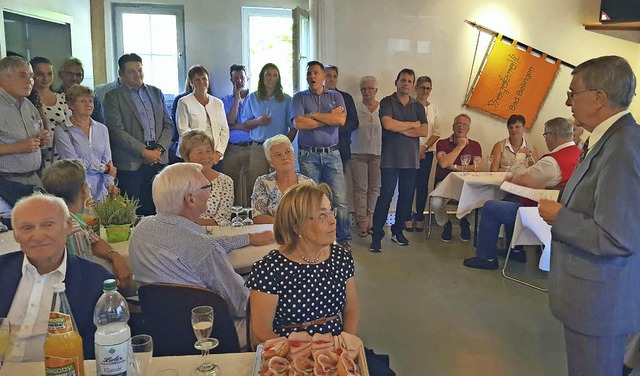 Die Gemeinde Bad Bellingen gratulierte...rd Stotz (rechts) zum 80. Geburtstag.   | Foto: Gemeinde Bad Bellingen