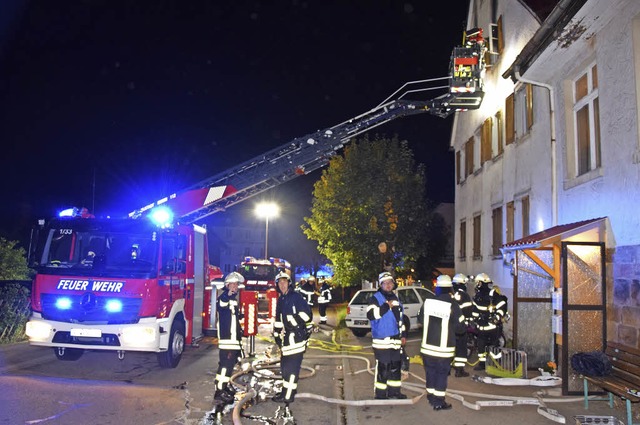 Groeinsatz der Feuerwehr beim Brand eines Mehrfamilienhauses in Friedenweiler.   | Foto: Kamera 24