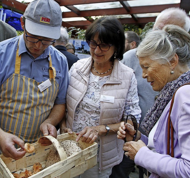 Manfred Huck informiert die Besucher ber das Thema Pilze.   | Foto: Heidi Fssel