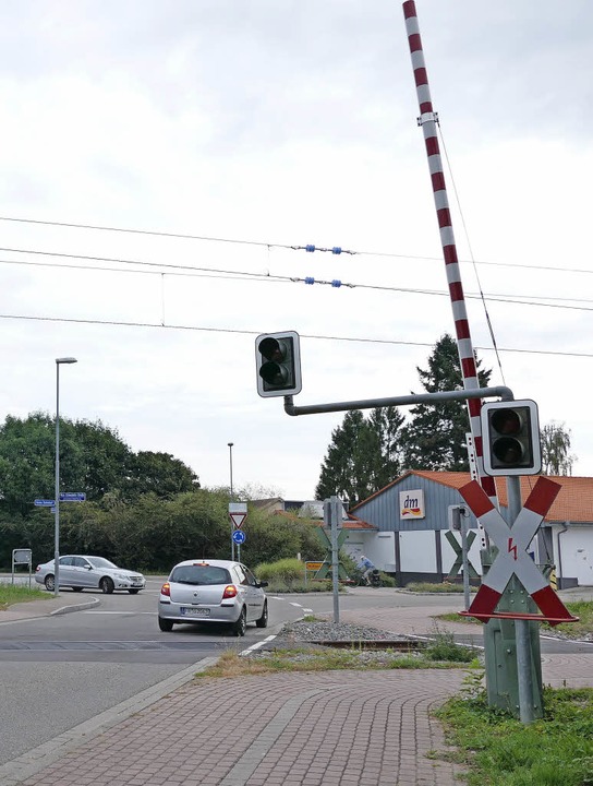 Diese Verkehrssituation mit Bahnüberga...trum in Neuenburg ist etwas verzwickt.  | Foto: Susanne Ehmann