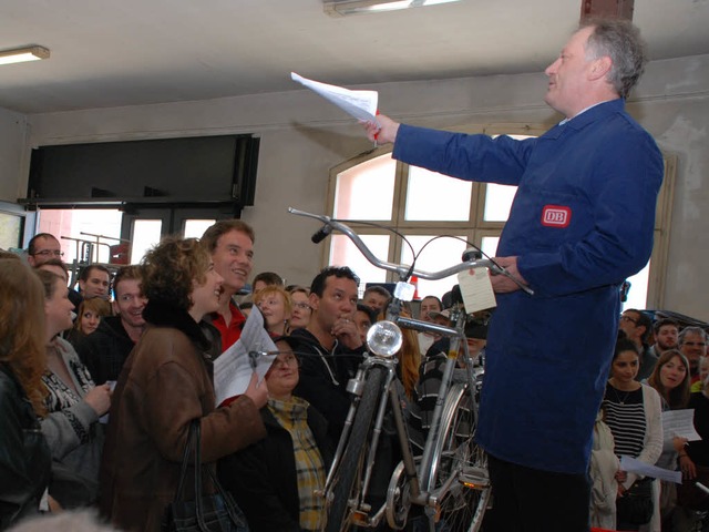 Bahn-Mitarbeiter Manfred Eckstein leit...n im Offenburger Bahnhof (Archivbild).  | Foto: ges