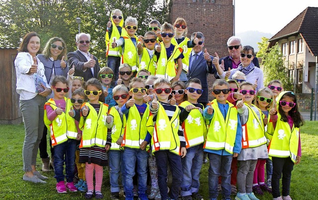 Leuchtende Sicherheitswesten nahmen di...rwinden und Klassenlehrerin Albrecht.   | Foto: Daniel Fleig