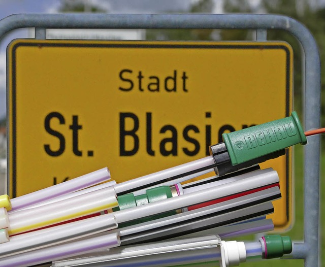 Auch St. Blasien kann jetzt loslegen: ...ufbau eines Glasfasernetzes erhalten.   | Foto: Tanja Bury/Sebastian Barthmes/Montage BZ