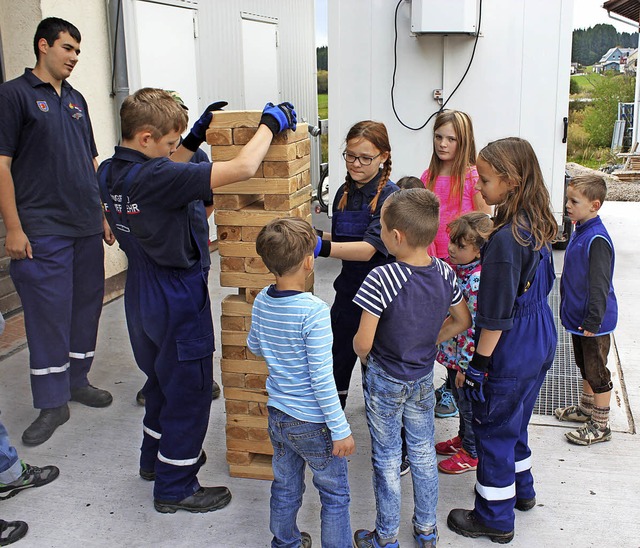 Auch die Kinder hatten ihre Freude bei...h beim Geschicklichkeitsspiel  Jenga.   | Foto: Gert Brichta