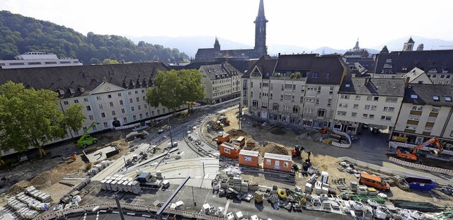 Das Fundament frs Siegesdenkmal direk...skaserne (links) wird derzeit gelegt.   | Foto: ingo schneider