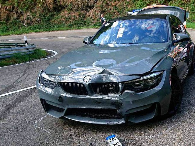 Der BMW M3 steht deutlich auf der Gegenfahrbahn am Dieendobel.  | Foto: Privat