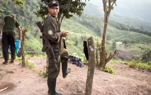 Ein ehemaliger Kmpfer der Farc &#8211...iner Waffe, die er bald abgeben muss.   | Foto: dpa