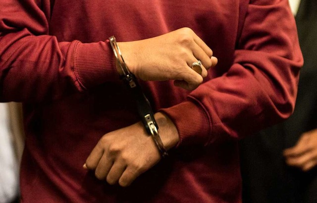 Der Angeklagte Hussein K. in Handschellen vor Gericht.  | Foto: dpa
