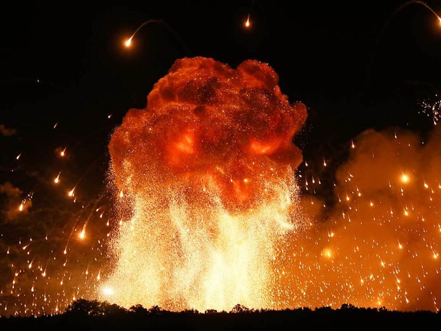 Ein Feuerball im Nachthimmel. Der gr...ager der Ukraine ist in Brand geraten.  | Foto: dpa