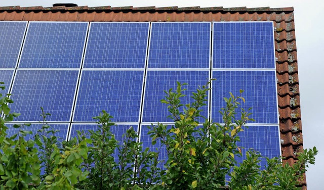 Noch wird  Potenzial auf den Dchern d...tzliche Photovoltaik-Anlagen gesehen.  | Foto: DPA