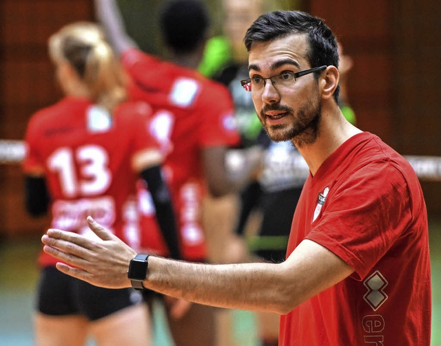 Florian Vlker weist den Volleyballerinnen in dieser Saison den Weg.   | Foto: Fotos: Sebastian Khli