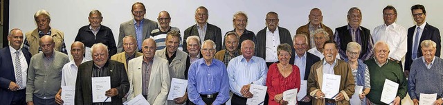 Die Volksbank Lahr ehrte auch in diese...Mitglieder fr bis zu 70 Jahre Treue.   | Foto: Volksbank Lahr
