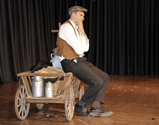 Der nachdenkliche Milchmann Tevje, gespielt von Tobias Knopf   | Foto: Schule