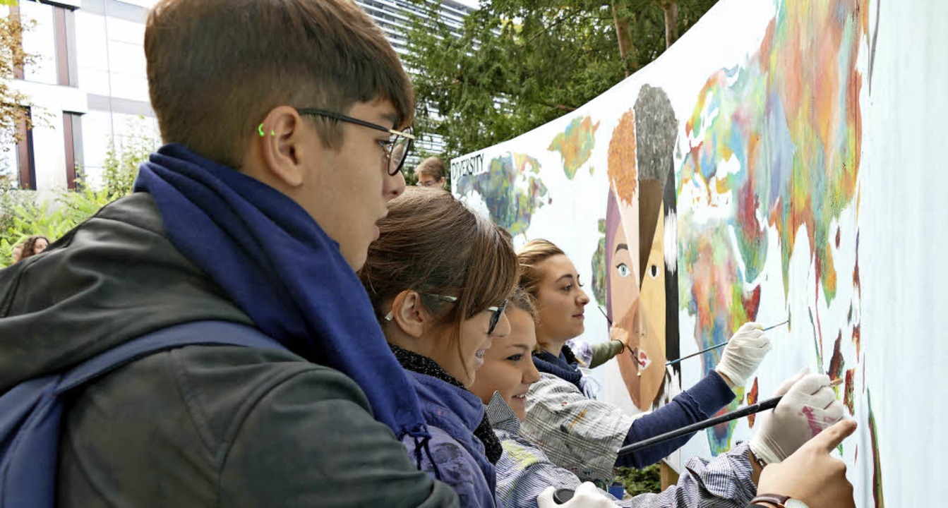 Schler aus vier Nationen arbeiten gemeinsam an einem groen Kunstwerk.  | Foto: Lena Marie Jrger