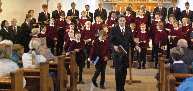 Die Domsingknaben mit ihrem Leiter Boris Bhmann in der Christknigskirche.   | Foto: Bernhard Kleine